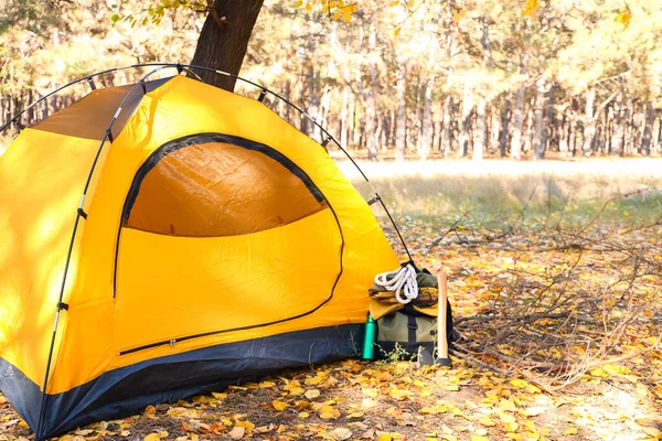 Turistens Ryggsäck Med Överlevnadskit Nära Tält Skogen — Stockfoto