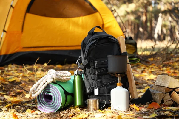 Комплект Выживания Туристов Палатка Кемпинга Осеннем Лесу — стоковое фото