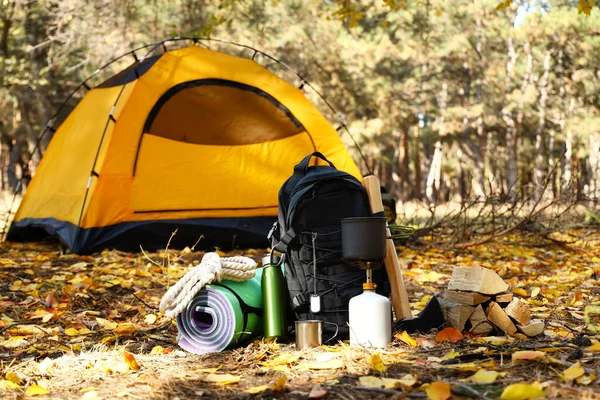 Touristen Survival Set Und Zeltzelt Herbstwald — Stockfoto