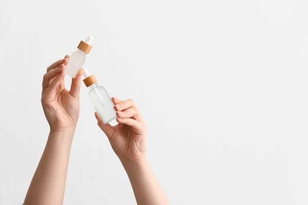 Weibliche Hände Mit Serumflaschen Auf Weißem Hintergrund — Stockfoto