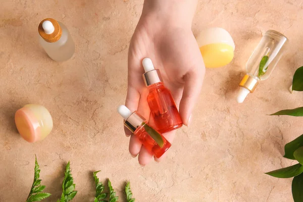 Kobieca Ręka Butelkami Naturalnego Serum Kosmetyki Tle Koloru — Zdjęcie stockowe