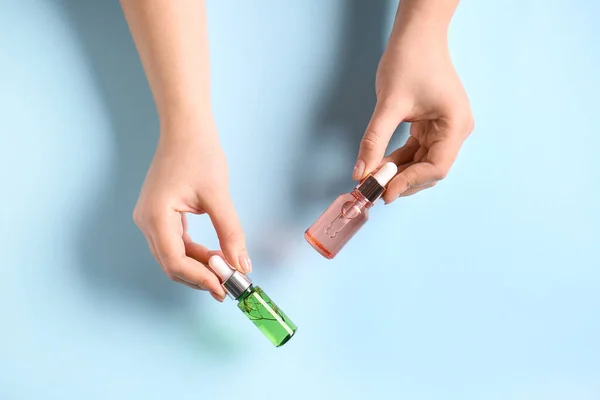 Manos Femeninas Con Botellas Suero Sobre Fondo Azul Primer Plano — Foto de Stock