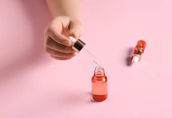 Female Hand Bottle Serum Pink Background — Stock Photo, Image