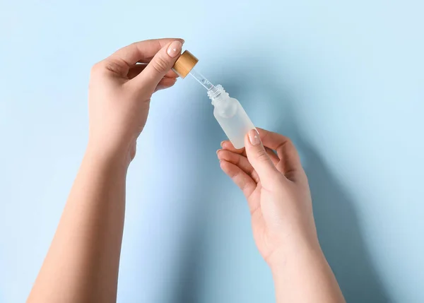 Woman Holding Bottle Serum Blue Background Closeup — Stock Photo, Image