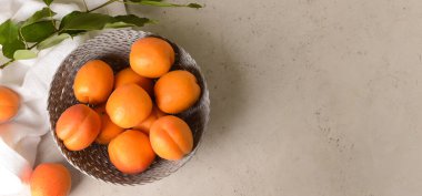 Açık arkaplanda lezzetli olgun kayısılar ve metin için yer var.