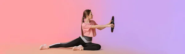 Entrenamiento Deportivo Mujer Joven Con Anillo Isotónico Sobre Fondo Color —  Fotos de Stock