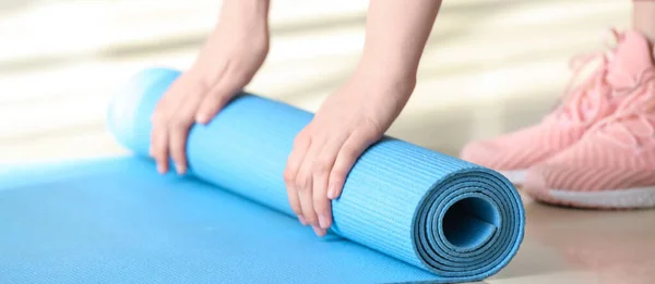 Mujer Joven Deportiva Con Esterilla Yoga Primer Plano — Foto de Stock