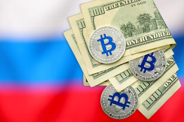 Rusya Federasyonu 'nun ulusal bayrağına karşı bitcoin' li dolar.