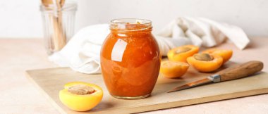 Masada bir kavanoz lezzetli kayısı reçeli