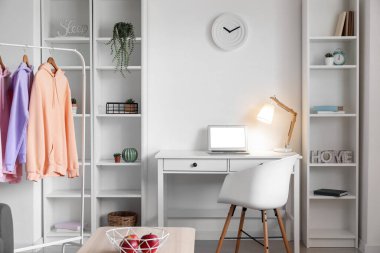 Modern iş yeri, askılık ve kapüşonlu ışık odasının içi