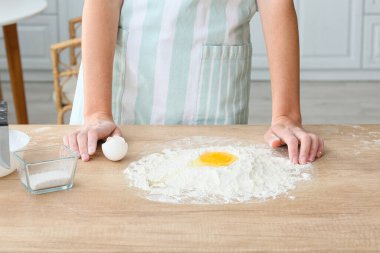 Genç kadın mutfaktaki masada para kazanıyor, yakın plan.