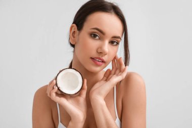 Açık renkli Hindistan cevizi ile genç kadın