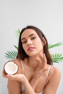 Açık renkli Hindistan cevizi ile genç kadın