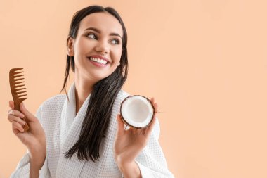 Bej arka planda taraklı ve hindistan cevizli genç bir kadın.