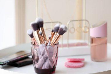 Odada makyaj fırçaları olan tutucu, yakın plan.