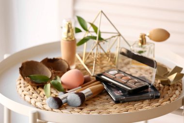 Makyaj fırçası ve dekoru olan kozmetik ürünleri odada.