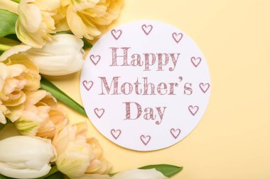 Mesajlı kart Mutlu Anneler Günü ve bej arkaplanda güzel çiçekler