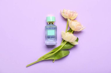 Lale buketi ve renk arka planda parfüm şişesi