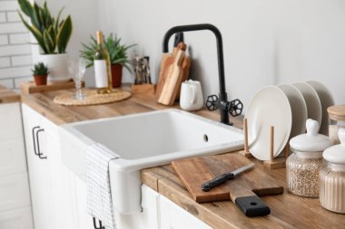 Mutfakta tezgahta bıçakla tahta kesmek, yakın plan.