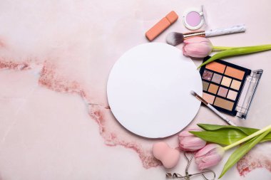 Renkli arka planda boş kart, dekoratif kozmetik ve laleler içeren kompozisyon