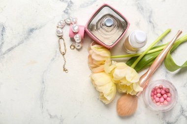 Lale buketi ve arka planda kadın aksesuarları.