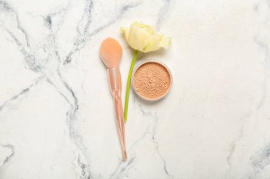 Işıklı arka planda güzel lale ve dekoratif kozmetik