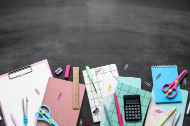 Tahta, üstten görünüm üzerinde okul Kırtasiye