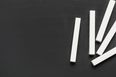 Tahtada beyaz tebeşirler, üst görünüm