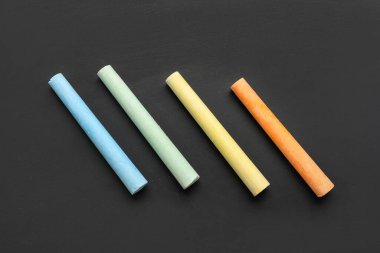 Tahtada renkli tebeşir parçaları, üst görünüm