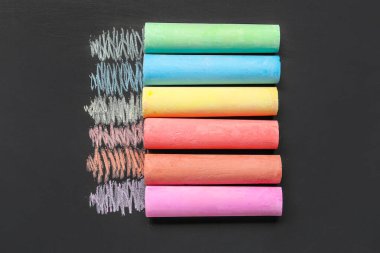 Okul tahtasındaki renkli tebeşirler, üst görünüm