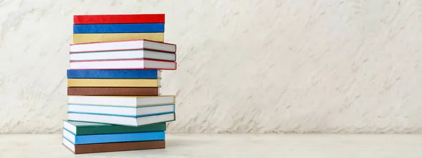 Stack Libri Sfondo Chiaro Banner Design — Foto Stock