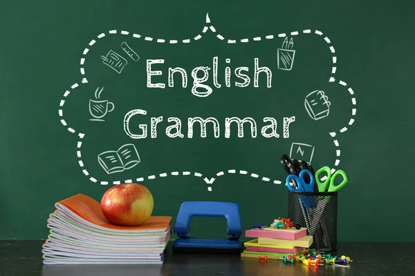 Різні Місця Столі Проти Шкільної Дошки Текстом English Grammar — стокове фото