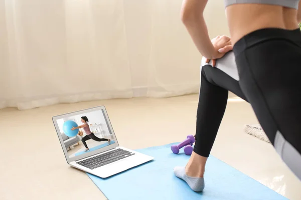 Sportieve Vrouw Met Laptop Thuis Concept Van Online Training — Stockfoto