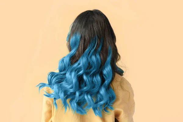 Krásná Mladá Žena Neobvyklými Modrými Vlasy Barevném Pozadí — Stock fotografie