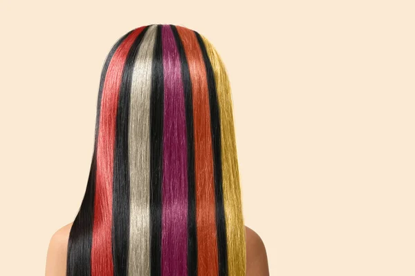Açık Arkaplanda Renkli Saçları Olan Güzel Bir Genç Kadın — Stok fotoğraf
