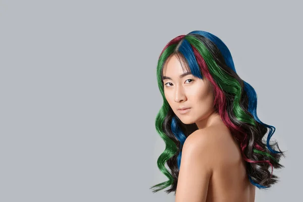 Портрет Красивой Молодой Азиатки Яркими Волосами Сером Фоне — стоковое фото