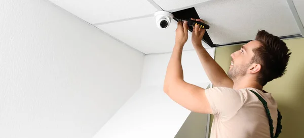 Technician Installing Smart Home Security System Room — Stock Photo, Image