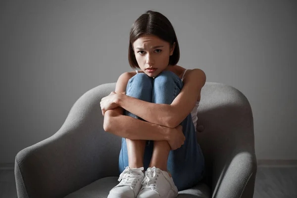 Triste Joven Sentada Sillón Casa Concepto Violencia —  Fotos de Stock