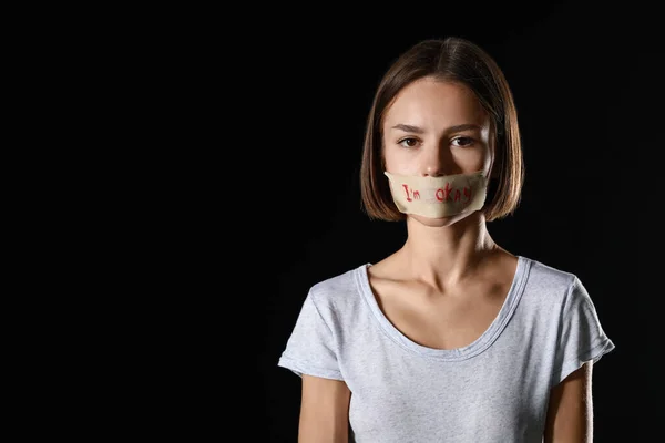 Verängstigte Junge Frau Mit Zugeklebtem Mund Auf Schwarzem Hintergrund Gewaltkonzept — Stockfoto