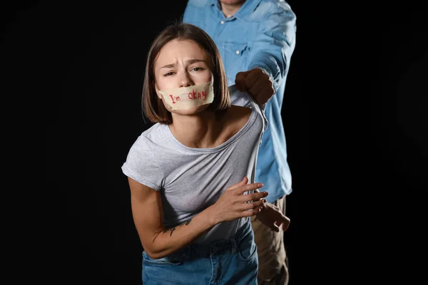 Hombre Golpeando Mujer Asustada Sobre Fondo Oscuro Concepto Violencia — Foto de Stock