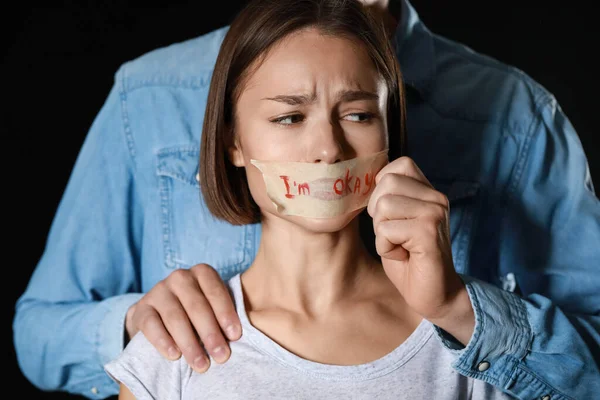 Homme Couvrant Bouche Une Jeune Femme Effrayée Sur Fond Sombre — Photo