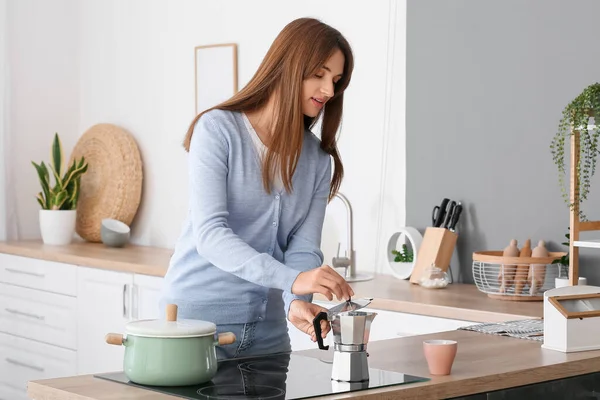 Mujer Bastante Joven Haciendo Café Cocina —  Fotos de Stock