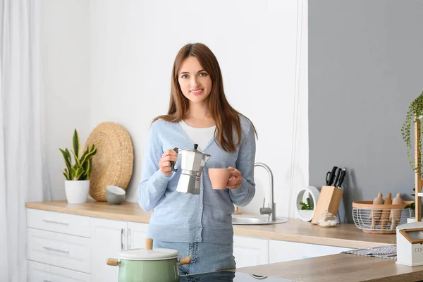 Flot Ung Kvinde Med Kaffemaskine Kop Køkken - Stock-foto
