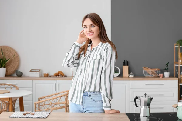 Lächelnde Junge Frau Tresen Der Küche — Stockfoto