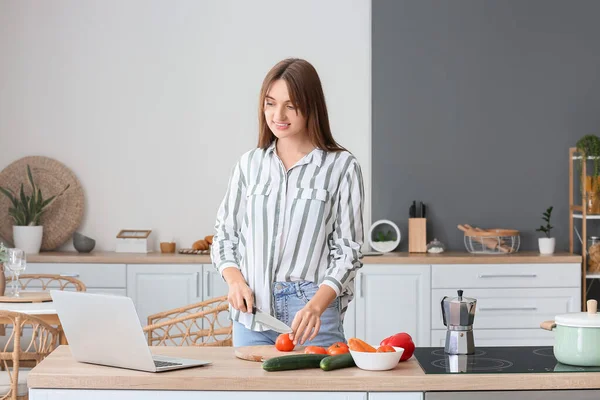 Pretty Young Woman Laptop Cutting Fresh Tomato Kitchen — Stock Photo, Image