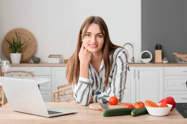 Pretty Young Woman Laptop Fresh Vegetables Kitchen — Stock Photo, Image