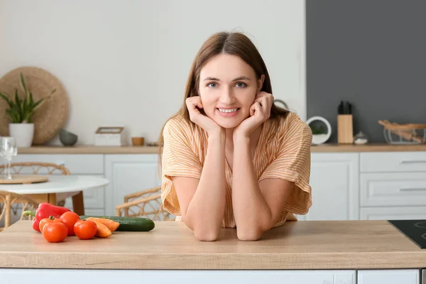 Jolie Jeune Femme Légumes Frais Sur Table Dans Cuisine — Photo