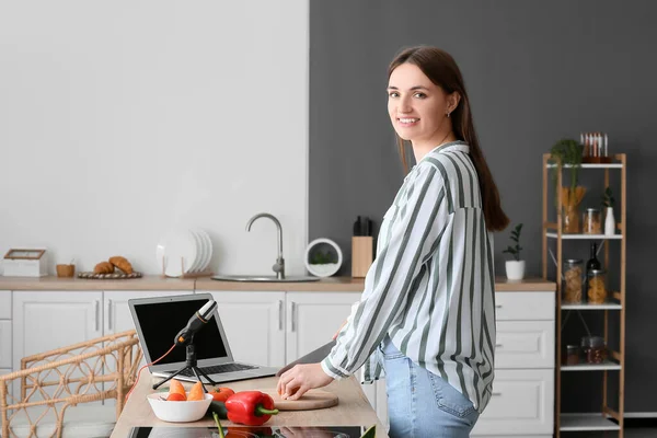 Bastante Joven Blogger Con Laptop Micrófono Cortando Tomate Cocina —  Fotos de Stock