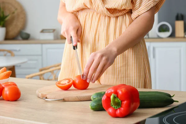 Jolie Jeune Femme Coupant Tomate Fraîche Dans Cuisine Gros Plan — Photo