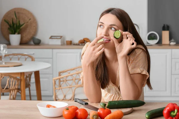 Mujer Bastante Joven Comiendo Pepino Fresco Cocina — Foto de Stock